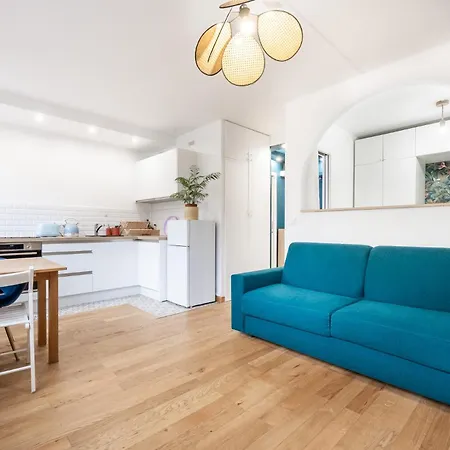 Charming Parisian Away From In The Heart Of Parigi